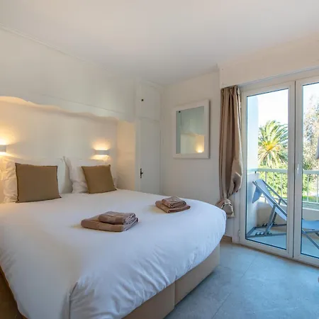 Prestigieux - Pied Dans L'eau