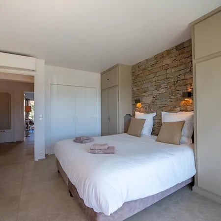 Prestigieux - Pied Dans L'eau *